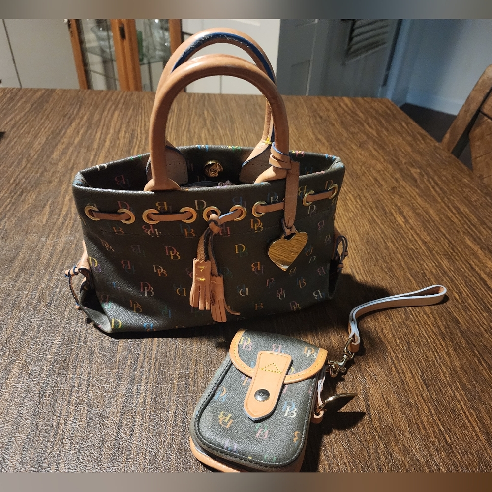 Dooney& Bourke  small purssw